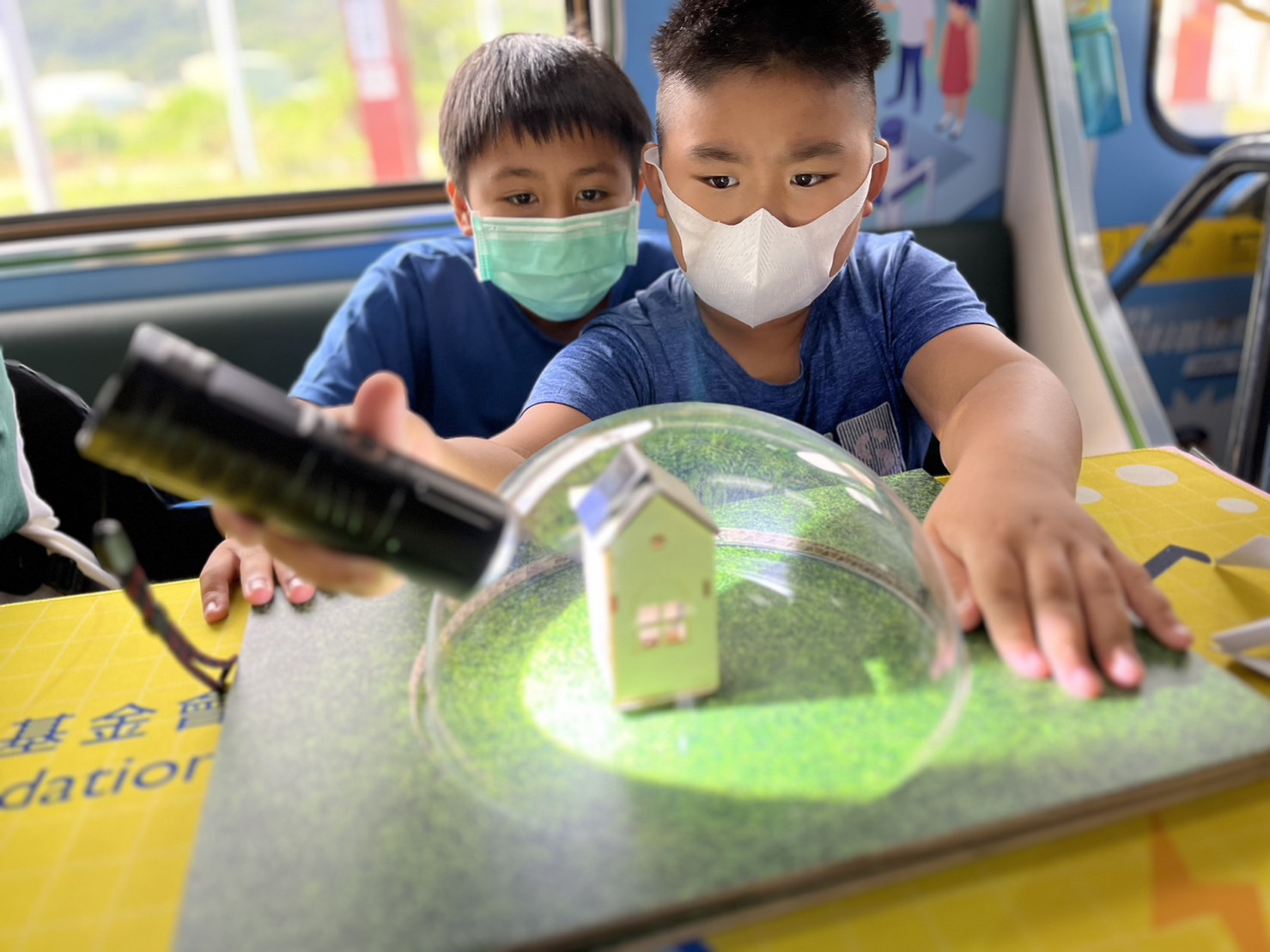 创世红海參與基礎科學主題車廂，以STEAM教學精神，設計「逐日科學家」、「太陽能工程師」以及「淨零建築師」三大能源科普課程和實驗