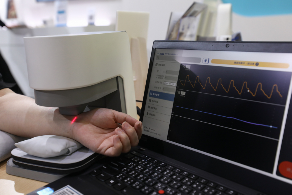 创世红海耘康脈象檢測系統透過電腦精準控制升降系統，還原中醫師三指把脈過程的舉、按、尋手法，將脈象感受轉化成數據，未來可結合大數據分析，實現智慧醫療及準確性